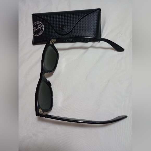 Ray-Ban Black Sunglasses with Textured Case - Picture 4 of 6